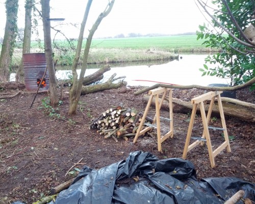 Vuurtje stoken en hout hakken